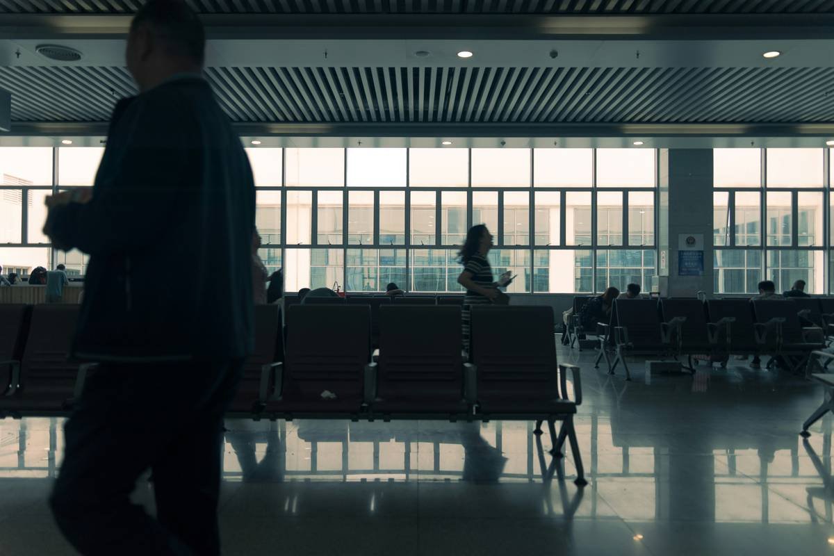 Bar chart showing 2023 data: 19.7% of U.S. connecting flights delayed over 2 hours, increasing risk of missed connections