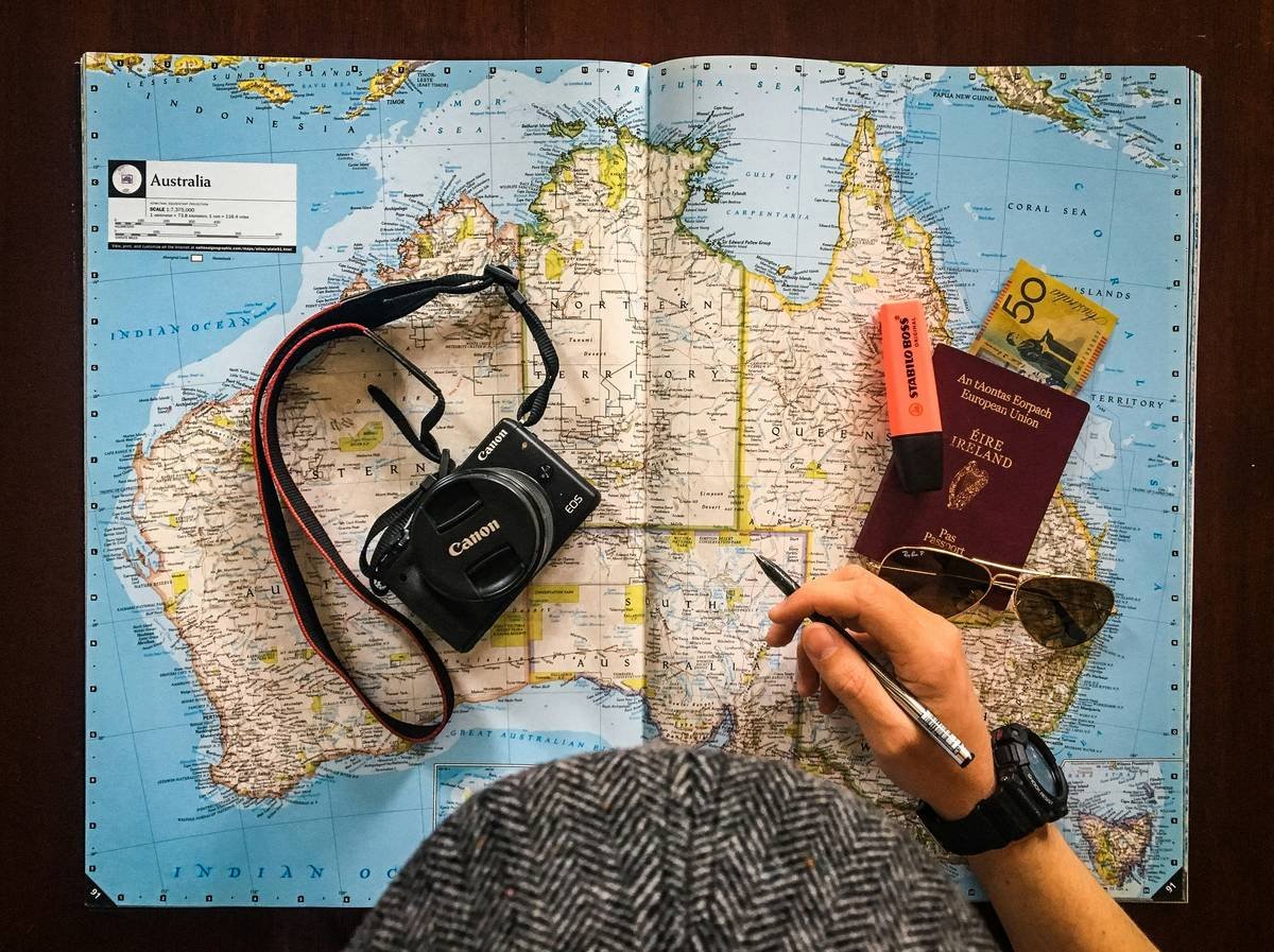 Chart comparing travel insurance providers showing which include meal voucher reimbursement under missed connection or travel delay benefits