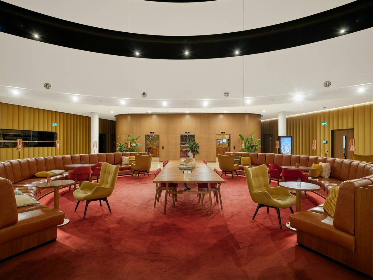 Infographic showing benefits of airport lounge access during missed connections: quiet space, showers, food, Wi-Fi, and stress reduction