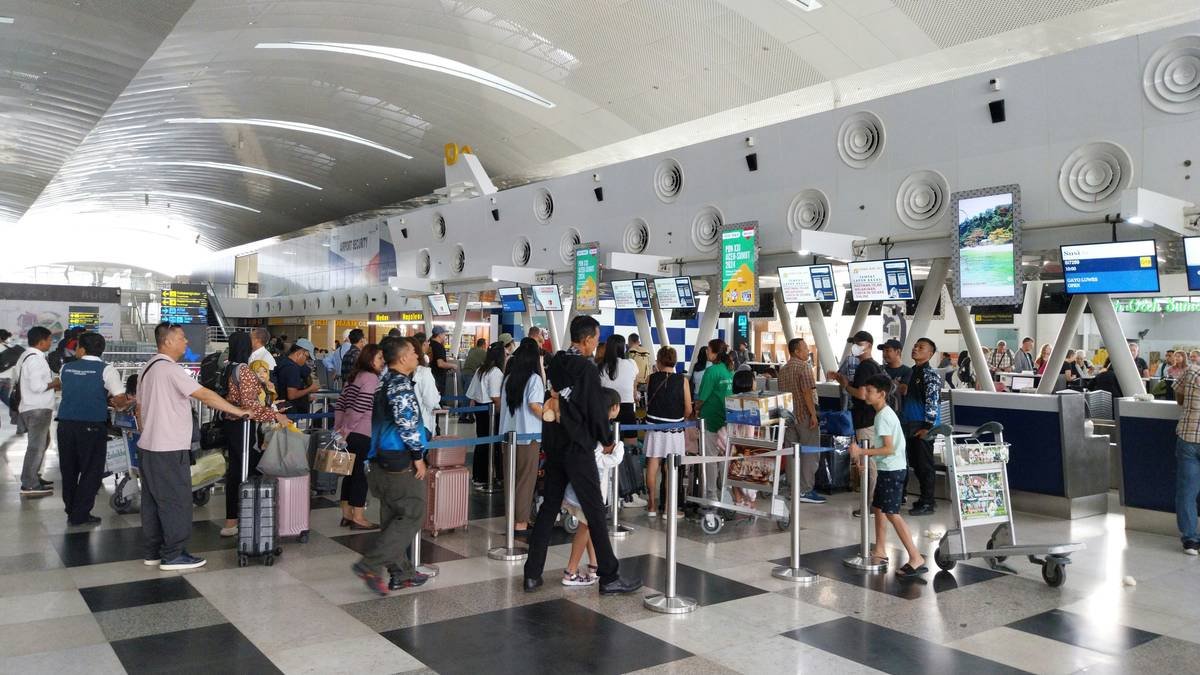 Traveler using flexible connection insurance to rebook a missed flight at airport desk